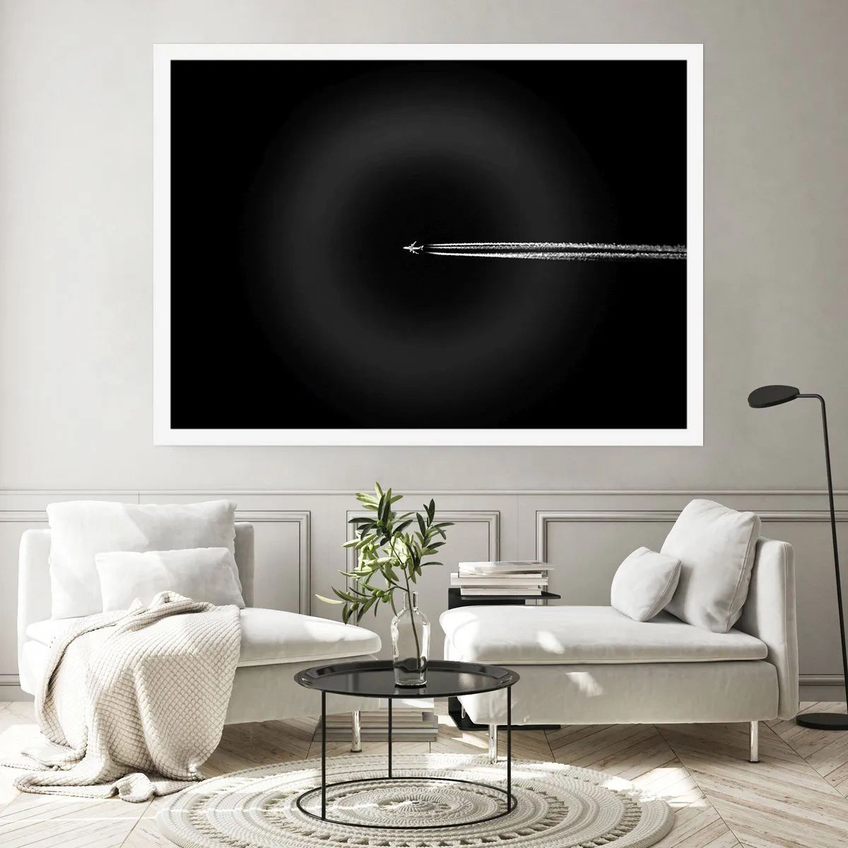 Affiche - Poster - Un avion à réaction avec une traînée de condensation visible sur fond noir - 100x70cm - Dans une autre dimension - Décoration murale moderne pour le salon et la chambre ARTTOR