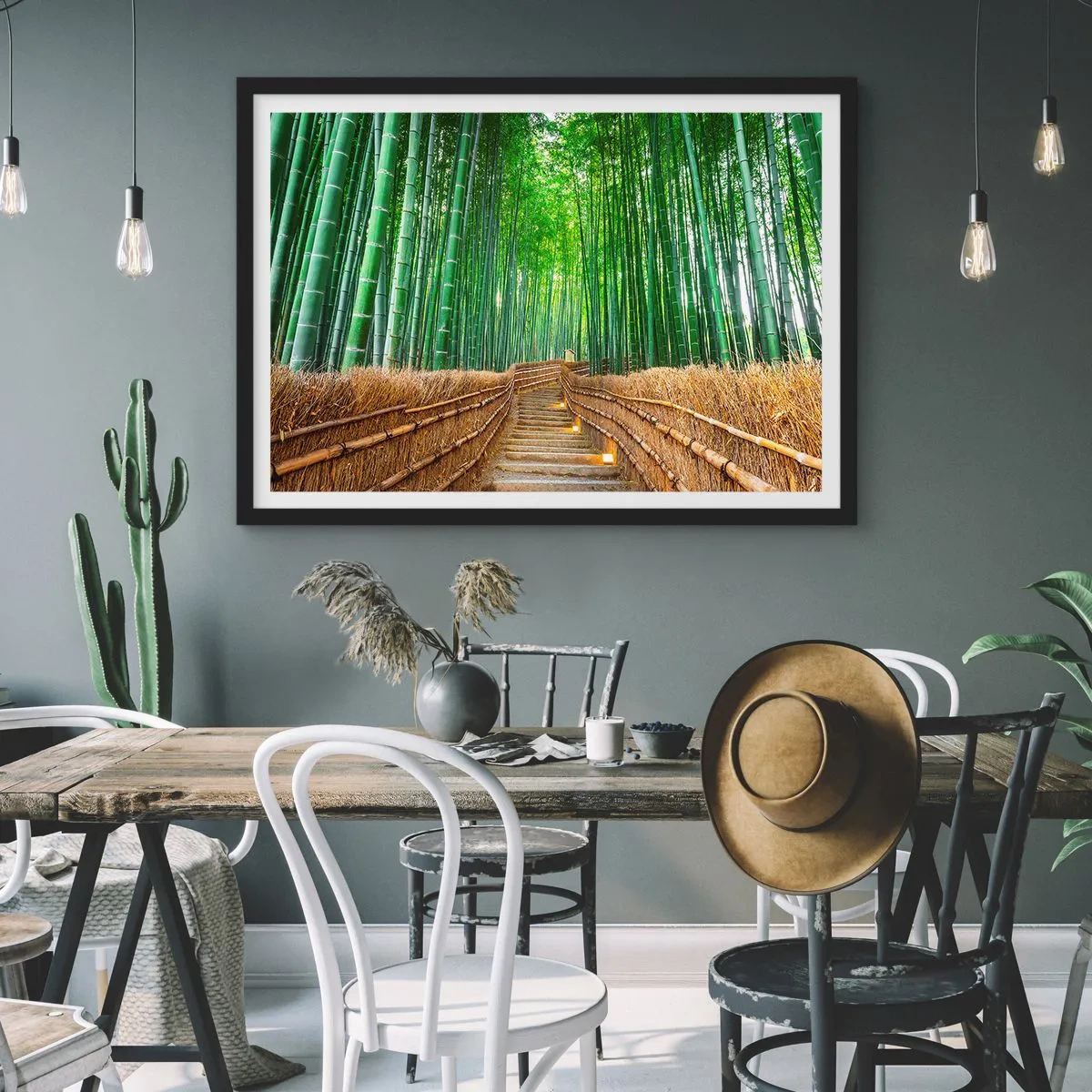 Affiche dans un cadre noir - Poster - Un chemin dans une dense forêt de bambous - 70x50cm - L'essence de la nature asiatique - Décoration murale moderne pour le salon et la chambre ARTTOR