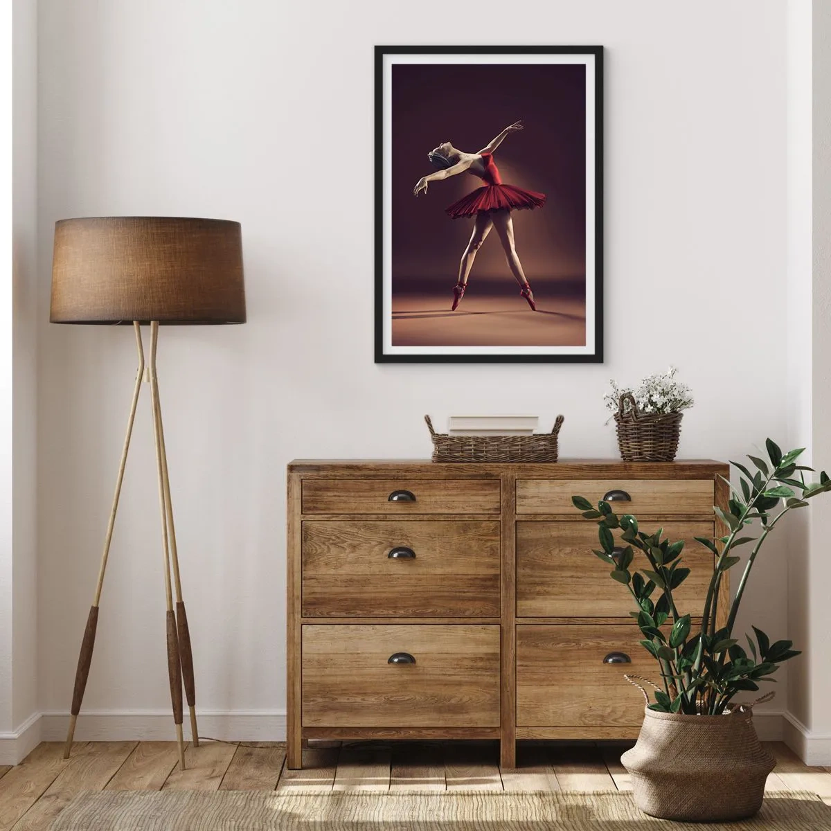Affiche dans un cadre noir - Poster - Une danseuse de ballet en robe rouge sur scène - 50x70cm - Une danseuse étoile - Décoration murale moderne pour le salon et la chambre ARTTOR
