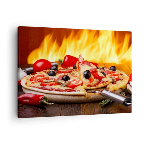 Impression sur toile - Image sur toile - Pizza aux olives, tomates et poivrons sur fond de flammes - 70x50cm - From Italy with love - Décoration murale moderne pour le salon et la chambre ARTTOR