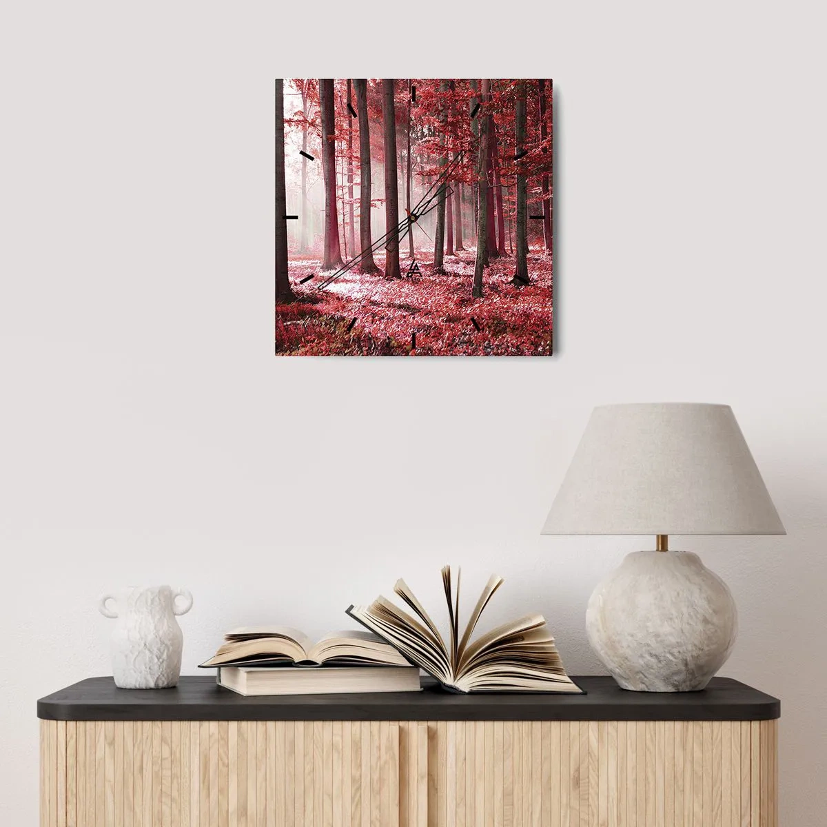 Horloge murale - Pendule murale - Une forêt époustouflante aux teintes rouges avec des rayons de lumière pénétrant à travers les arbres - 30x30cm - Le rouge est tout aussi beau - Décoration murale moderne pour le salon et la chambre ARTTOR