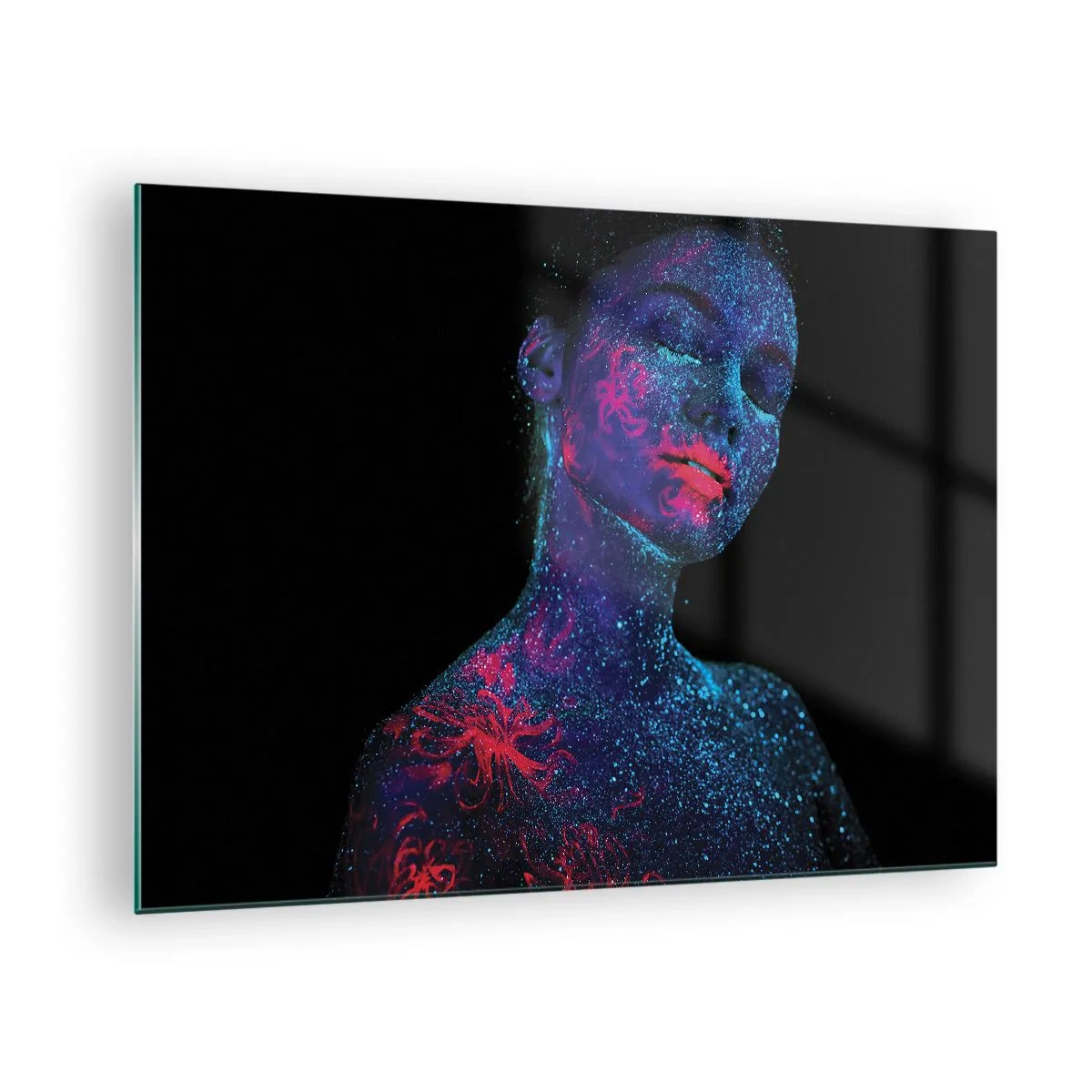 Impression sur verre - Image sur verre - Portrait d'une femme avec peinture corporelle fluorescente - 70x50cm - Dans la poussière d'étoiles - Décoration murale moderne pour le salon et la chambre ARTTOR
