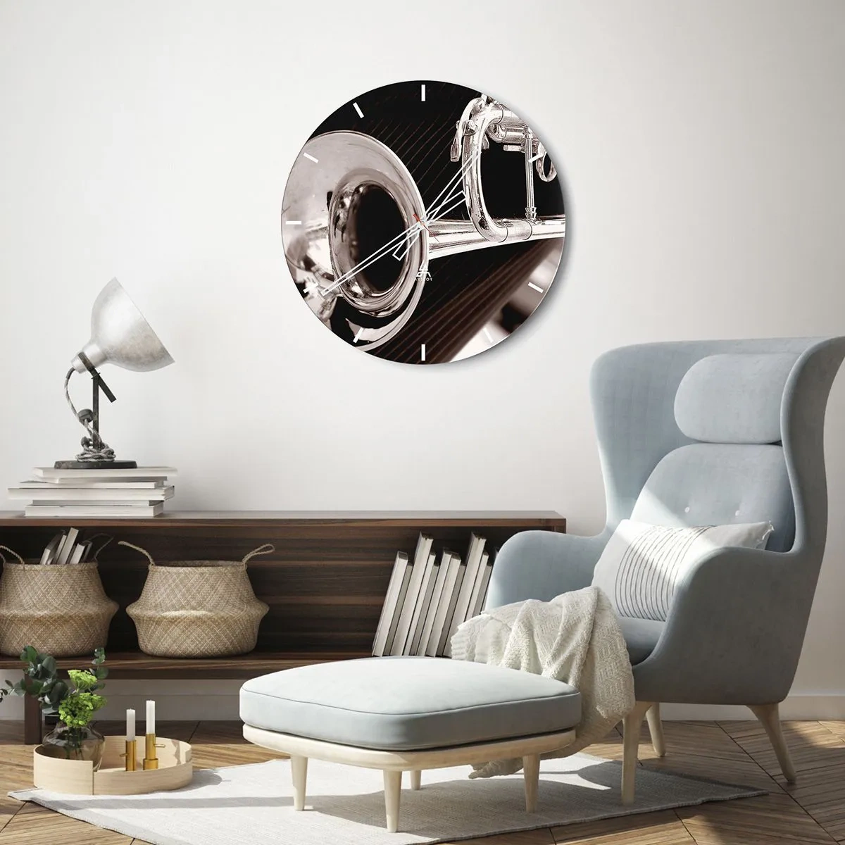 Horloge murale - Pendule murale - Gros plan noir et blanc d'une trompette dans une prise de vue artistique - 30x30cm - Voyage musical vers les années 30 - Décoration murale moderne pour le salon, la cuisine et la chambre ARTTOR