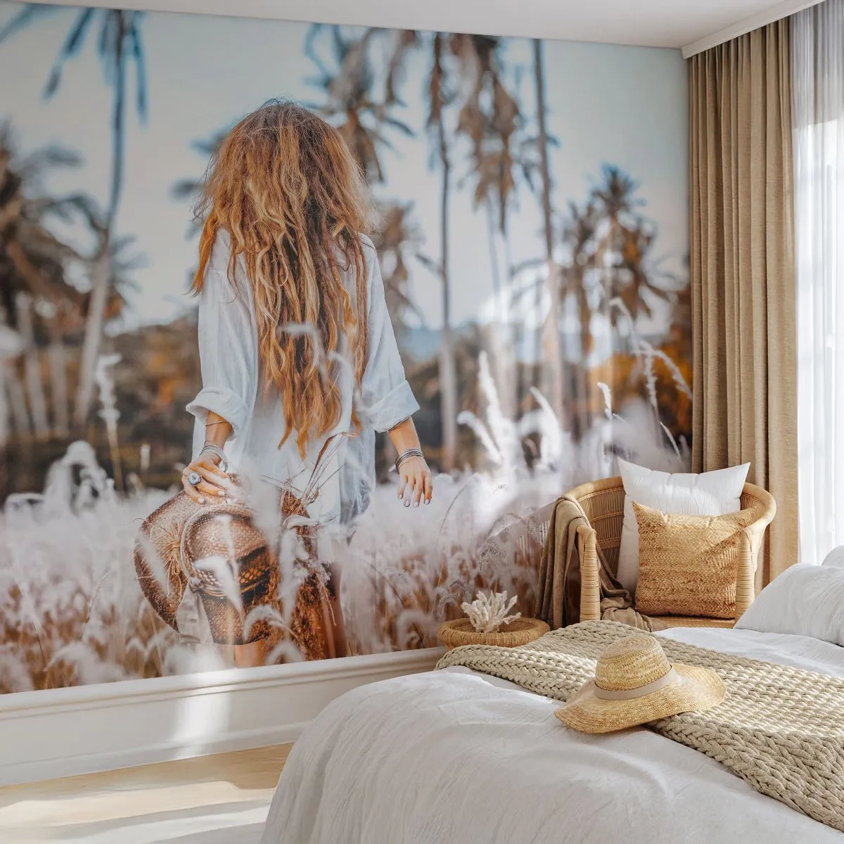 Papier Peint Photo Premium Canvas - Une femme dans un champ d'herbe avec des palmiers en arrière-plan au coucher du soleil - 100x70cm - Né de peluches d'herbe - Décoration murale moderne pour le salon et la chambre ARTTOR