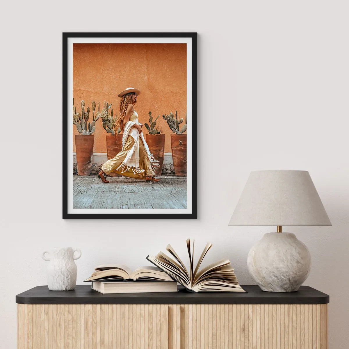 Affiche dans un cadre noir - Poster - Femme élégante portant un chapeau sur fond de cactus - 50x70cm - Style hippie - Décoration murale moderne pour le salon et la chambre ARTTOR