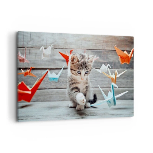 Impression sur toile - Image sur toile - Un chaton jouant avec des grues en papier origami suspendues. - 100x70cm - Première leçon - Décoration murale moderne pour le salon et la chambre ARTTOR