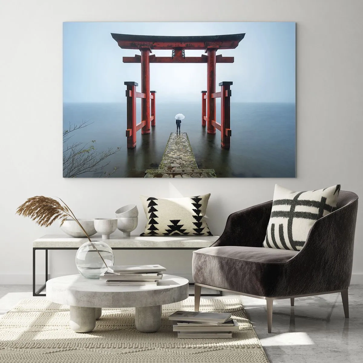 Impression sur verre - Image sur verre - Un torii rouge sur une eau calme dans un décor brumeux - 120x80cm - Rêverie japonnaise - Décoration murale moderne pour le salon et la chambre ARTTOR