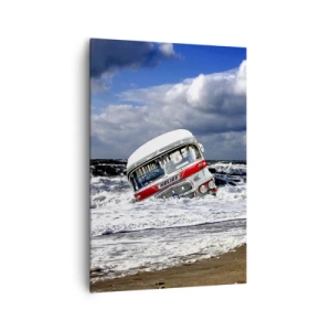 Impression sur toile - Image sur toile - Un bus coulé sur la plage au milieu des vagues et d'une mer agitée - 70x100cm - Et qu'est-ce qui vous étonne ? - Décoration murale moderne pour le salon et la chambre ARTTOR