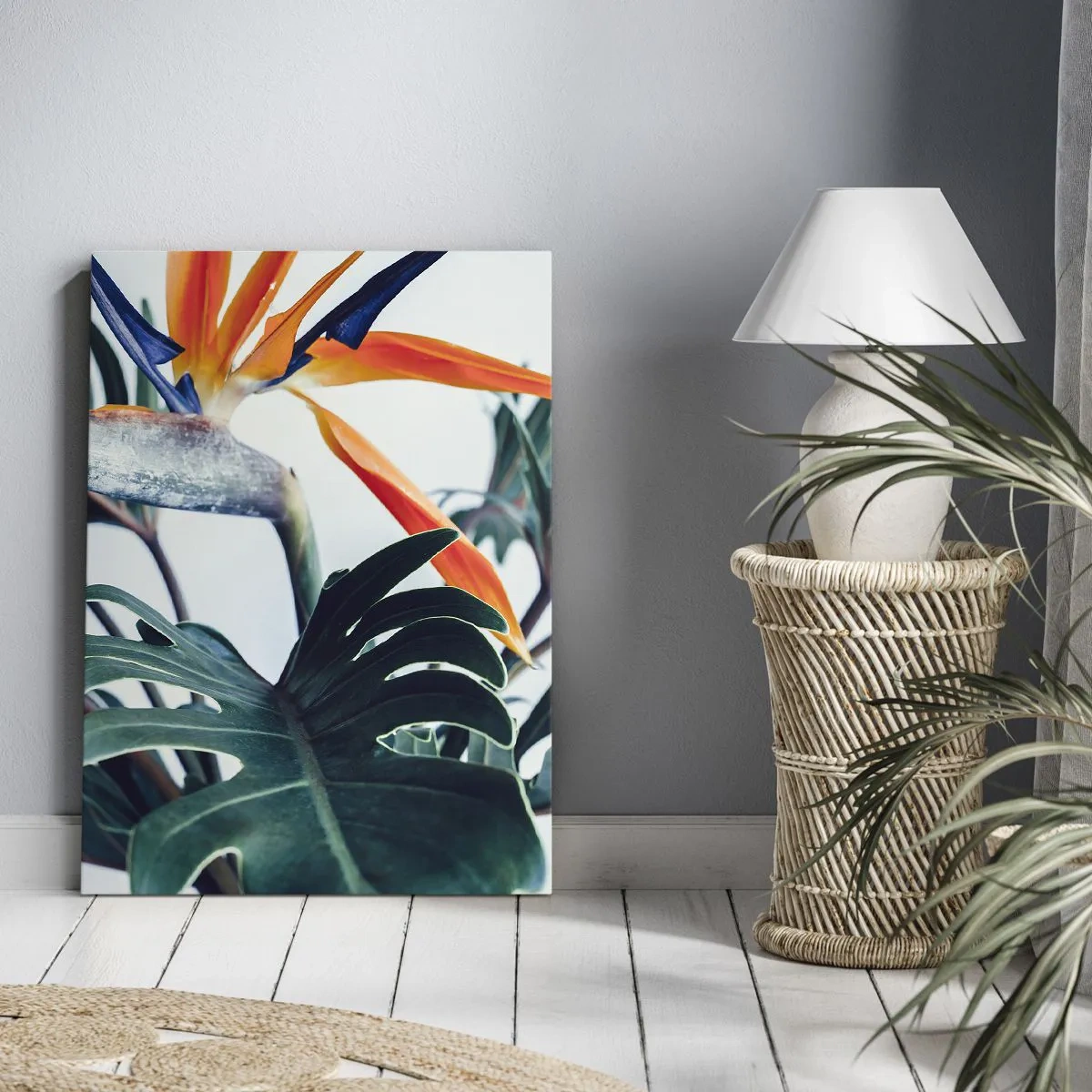 Impression sur toile - Image sur toile - Fleur de Strelitzia entourée de feuilles sous une lumière vive - 80x120cm - Le buisson oiseaux - Décoration murale moderne pour le salon et la chambre ARTTOR