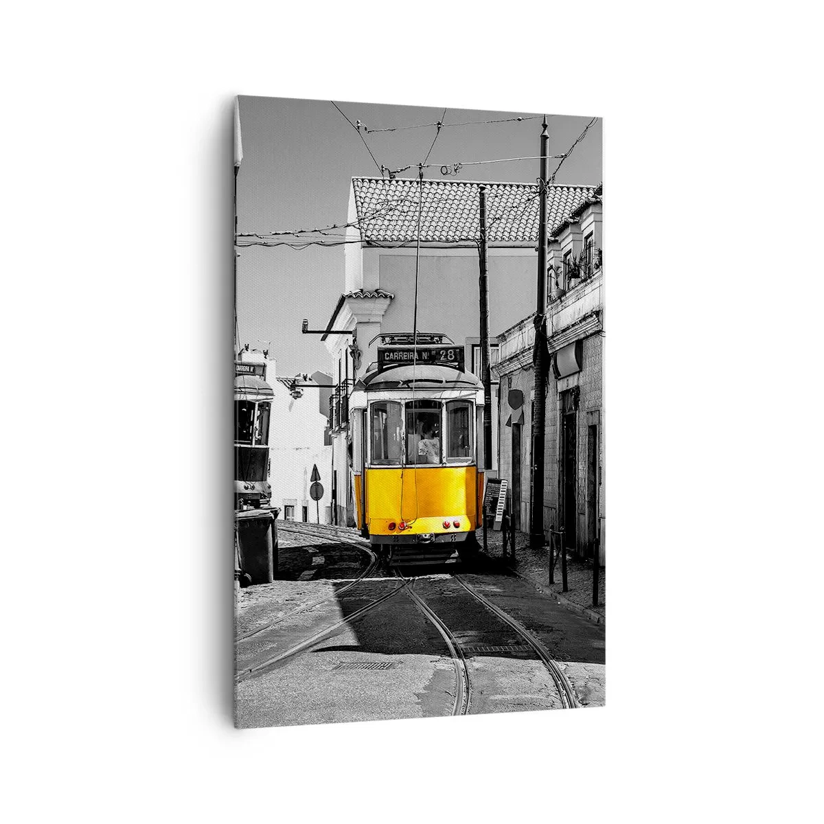 Impression sur toile - Image sur toile - Un tramway jaune dans les rues de Lisbonne dans un décor monochrome - 80x120cm - L'âme de Lisbonne - Décoration murale moderne pour le salon et la chambre ARTTOR