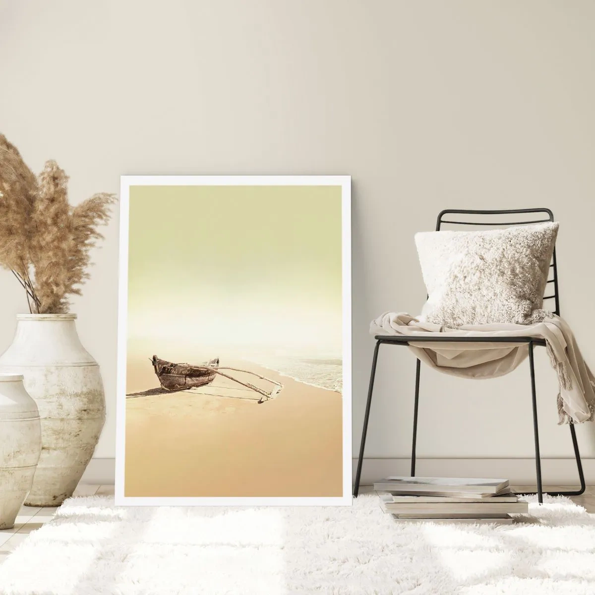 Affiche - Poster - Un bateau en bois solitaire sur une plage déserte aux couleurs pastel. - 50x70cm - Mémoire des mers du sud - Décoration murale moderne pour le salon et la chambre ARTTOR