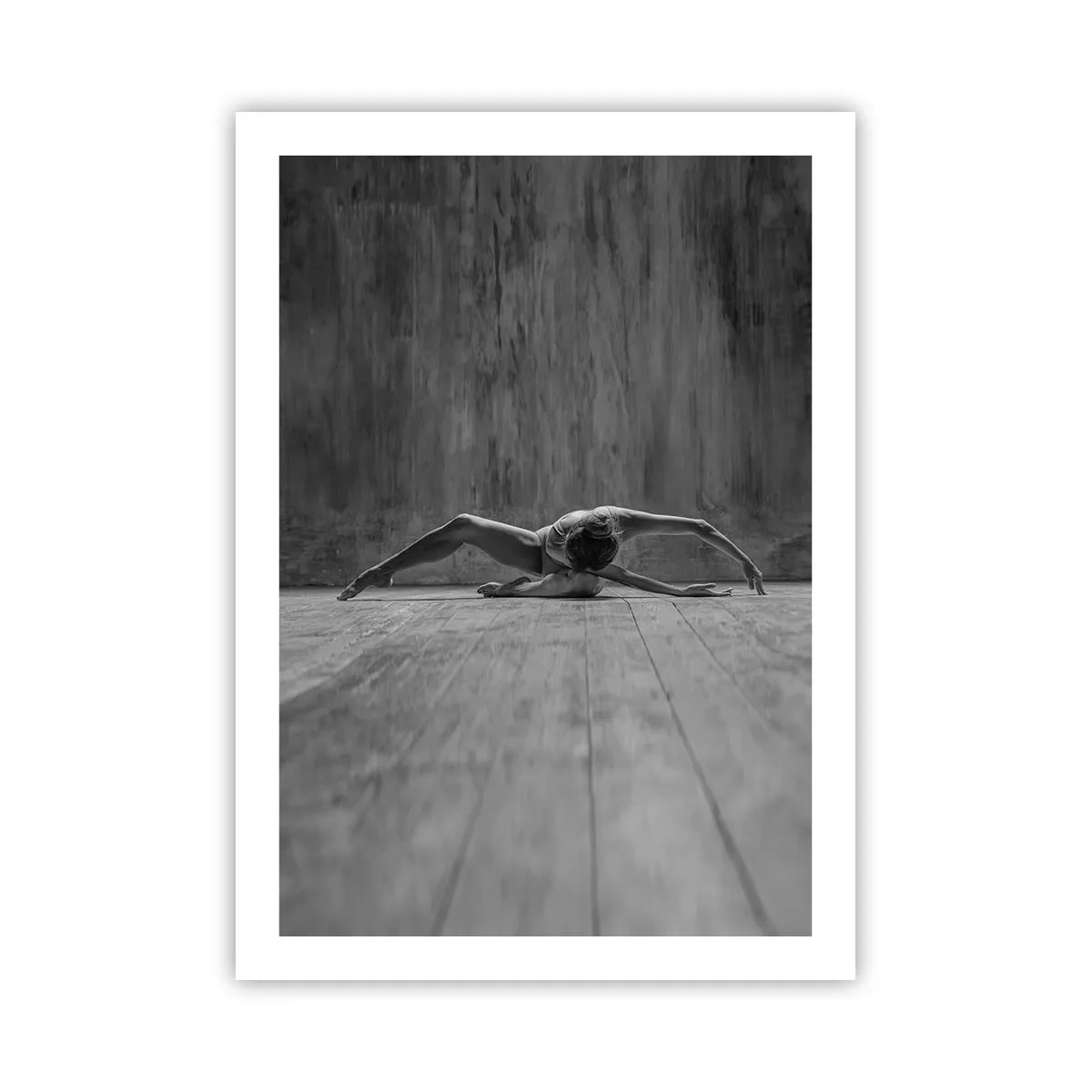 Affiche - Poster - Une danseuse dans une pose artistique sur une scène en bois - 50x70cm - Symétrie trouvée - Décoration murale moderne pour le salon et la chambre ARTTOR