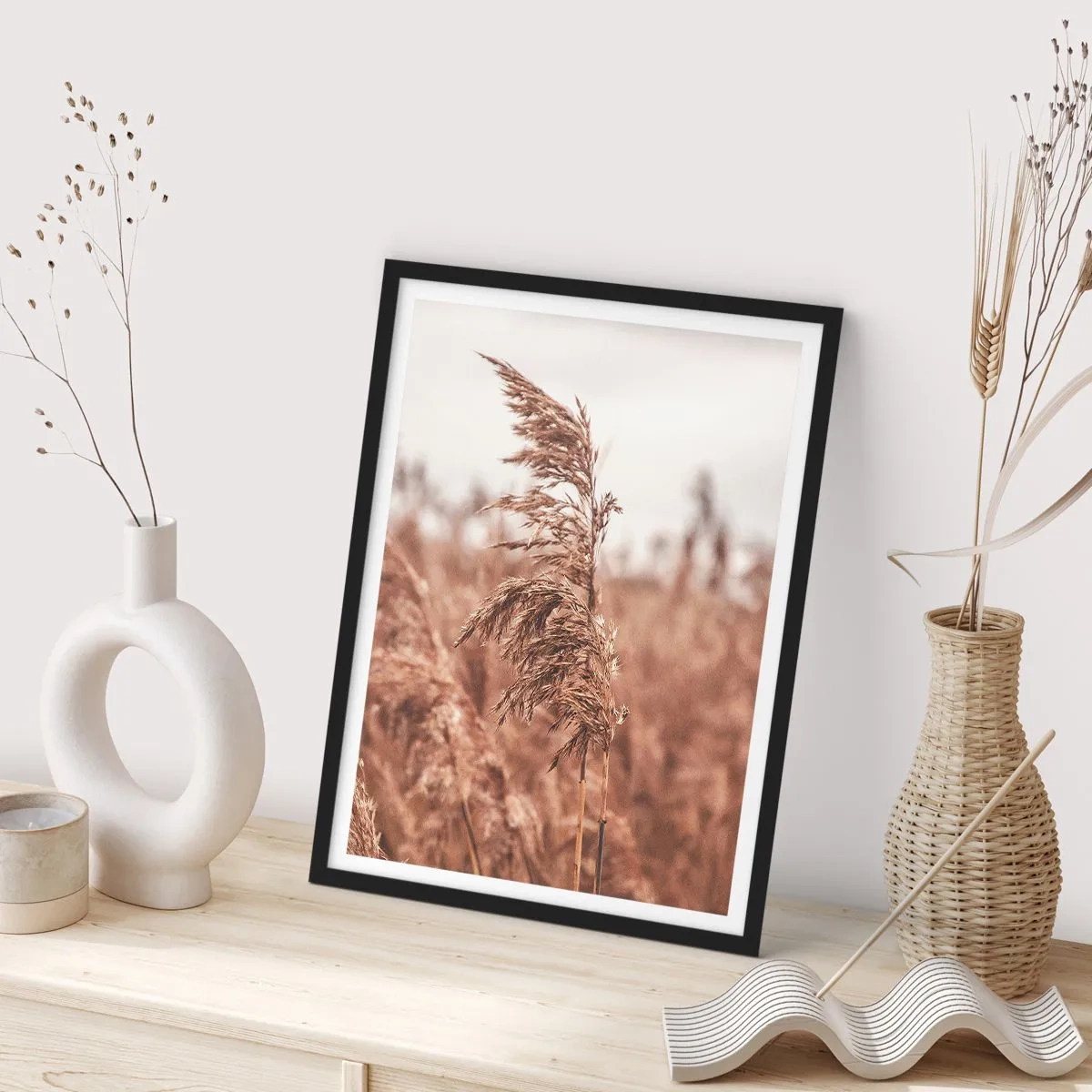 Affiche dans un cadre noir - Poster - Herbe sur un paysage brumeux aux couleurs naturelles - 50x70cm - C'est déjà l'automne dans les champs - Décoration murale moderne pour le salon et la chambre ARTTOR