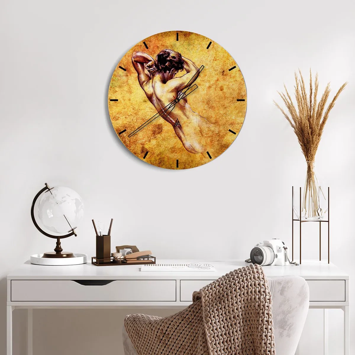 Horloge murale - Pendule murale - Motif artistique d'une silhouette féminine sur un fond aux tons dorés. - 30x30cm - Découverte, mais toujours mystèrieuse - Décoration murale moderne pour le salon, la cuisine et la chambre ARTTOR