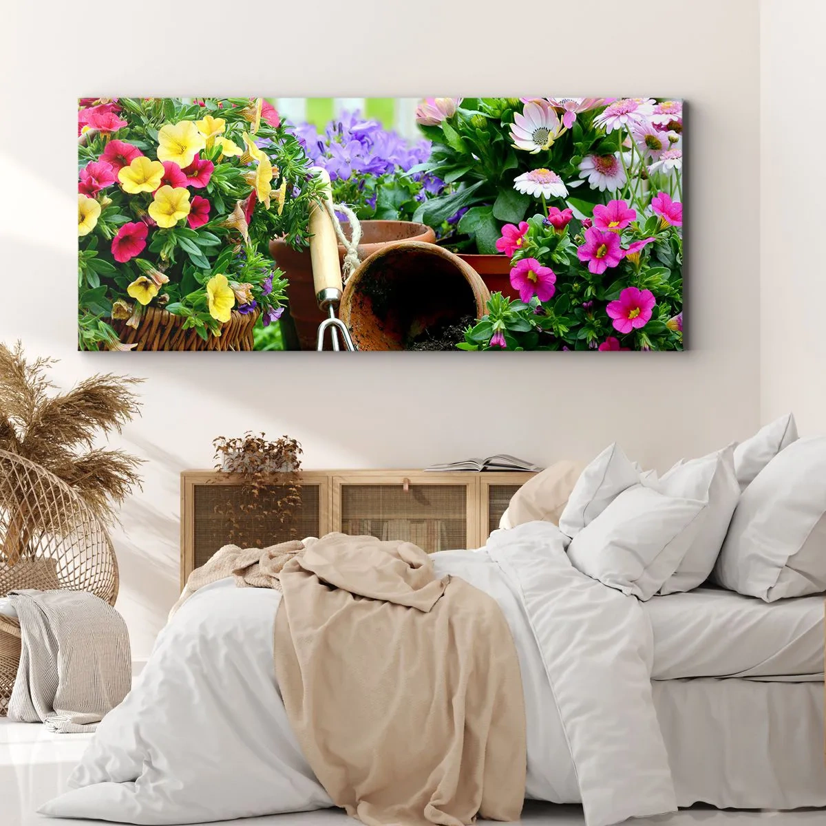 Impression sur toile - Image sur toile - Fleurs colorées dans des pots avec des outils de jardinage sur la table - 120x50cm - Le jardin de Zosia - Décoration murale moderne pour le salon et la chambre ARTTOR