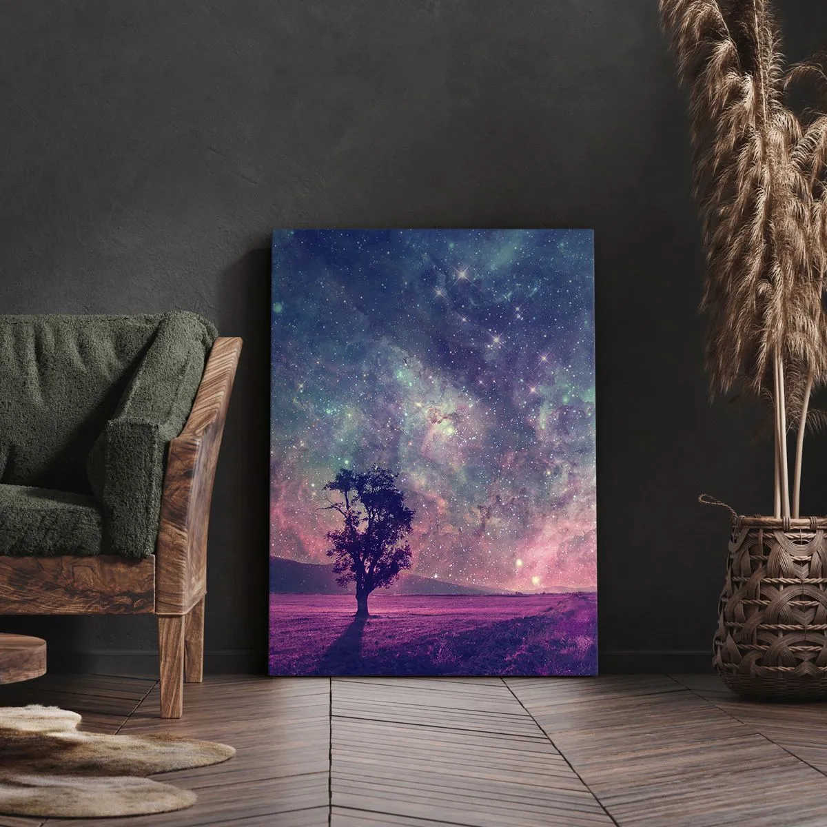 Impression sur toile - Image sur toile - Un arbre contre un ciel étoilé aux couleurs violettes et bleues - 80x120cm - Sous un ciel magique - Décoration murale moderne pour le salon et la chambre ARTTOR
