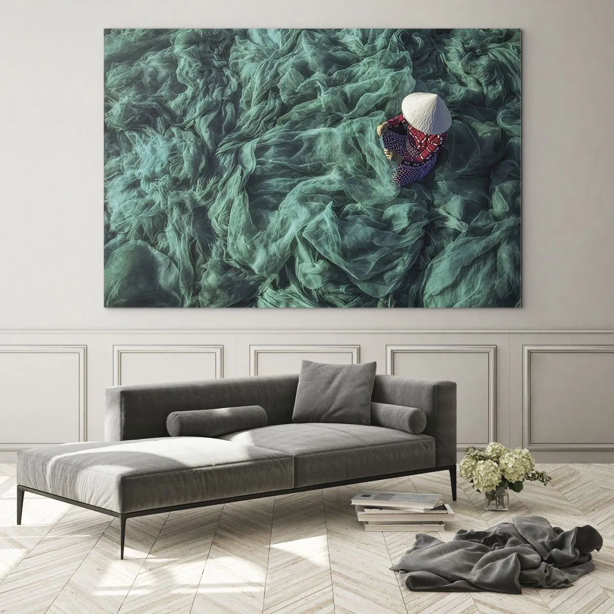 Impression sur verre - Image sur verre - Une femme portant un chapeau traditionnel réparant des filets - 100x70cm - Dans une mer de filet - Décoration murale moderne pour le salon et la chambre ARTTOR