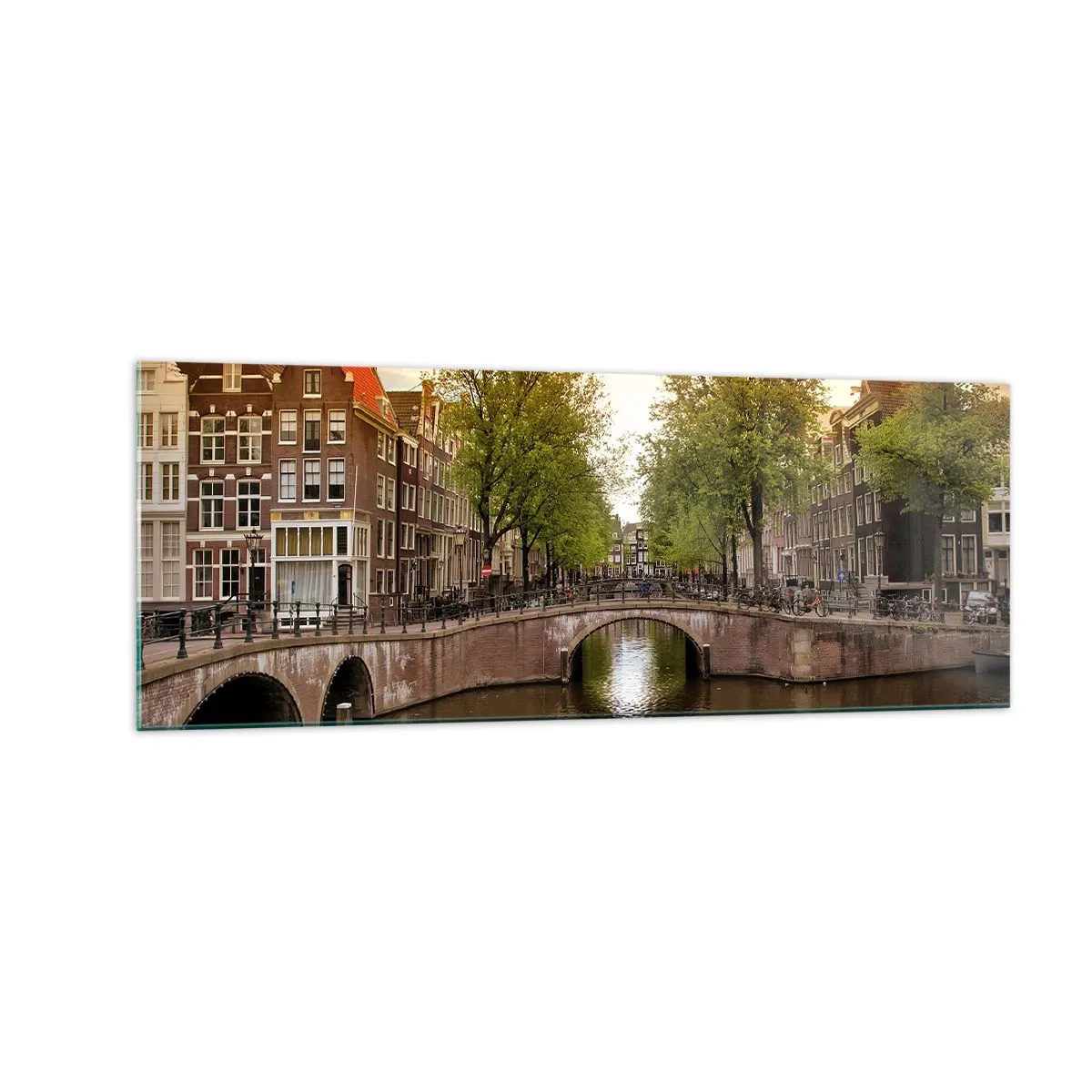 Impression sur verre - Image sur verre - Un canal à Amsterdam entouré d'immeubles historiques - 140x50cm - En bateau ou à vélo ? - Décoration murale moderne pour le salon et la chambre ARTTOR
