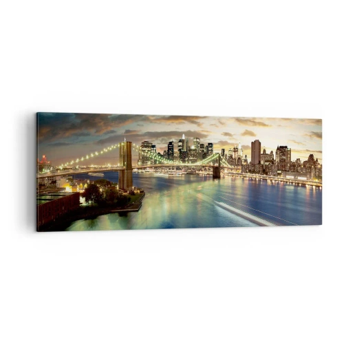 Impression sur toile - Image sur toile - Un pont illuminé avec la ville en arrière-plan, avec des lumières reflétées dans l'eau. - 140x50cm - Une soirée lumineuse sur Manhattan - Décoration murale moderne pour le salon et la chambre ARTTOR