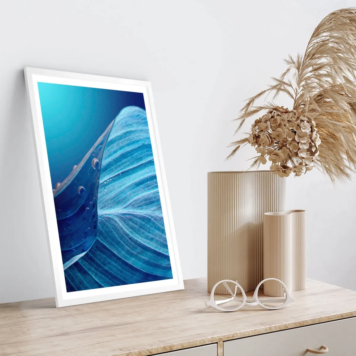 Affiche dans un cadre blanc - Poster - Gouttes cachées du bleu - 61x91 cm