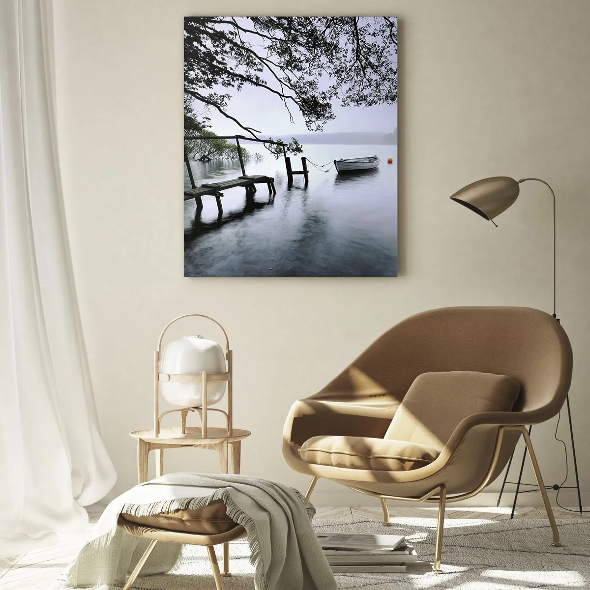 Impression sur verre - Image sur verre - Une jetée en bois sur un lac brumeux avec un bateau en arrière-plan - 50x70cm - Tu te reposes déjà - Décoration murale moderne pour le salon et la chambre ARTTOR