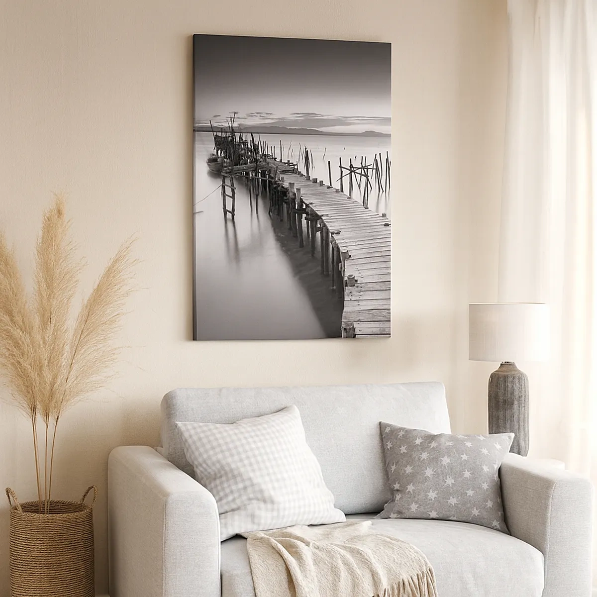 Impression sur toile - Image sur toile - Une jetée en bois sur un lac calme dans des tons de gris - 50x70cm - La paix d'un rivage oublié - Décoration murale moderne pour le salon et la chambre ARTTOR
