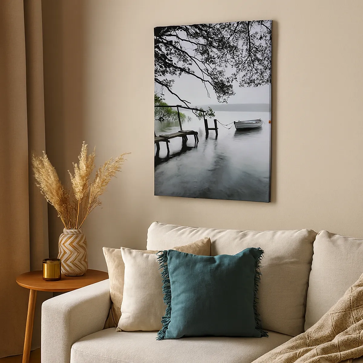 Impression sur toile - Image sur toile - Une jetée sur l'eau avec un bateau en arrière-plan entouré d'un paysage brumeux - 50x70cm - Tu te reposes déjà - Décoration murale moderne pour le salon et la chambre ARTTOR