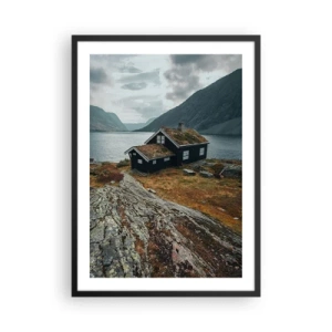 Affiche dans un cadre noir - Poster - Un chalet solitaire au bord d'un fjord dans un paysage scandinave accidenté - 50x70cm - Une station estivale au bord du fjord - Décoration murale moderne pour le salon et la chambre ARTTOR