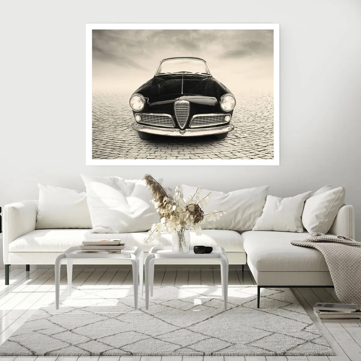 Affiche - Poster - Une voiture classique sur une place pavée dans un style monochrome - 100x70cm - Et alors! Tu ne m'aime pas? - Décoration murale moderne pour le salon et la chambre ARTTOR
