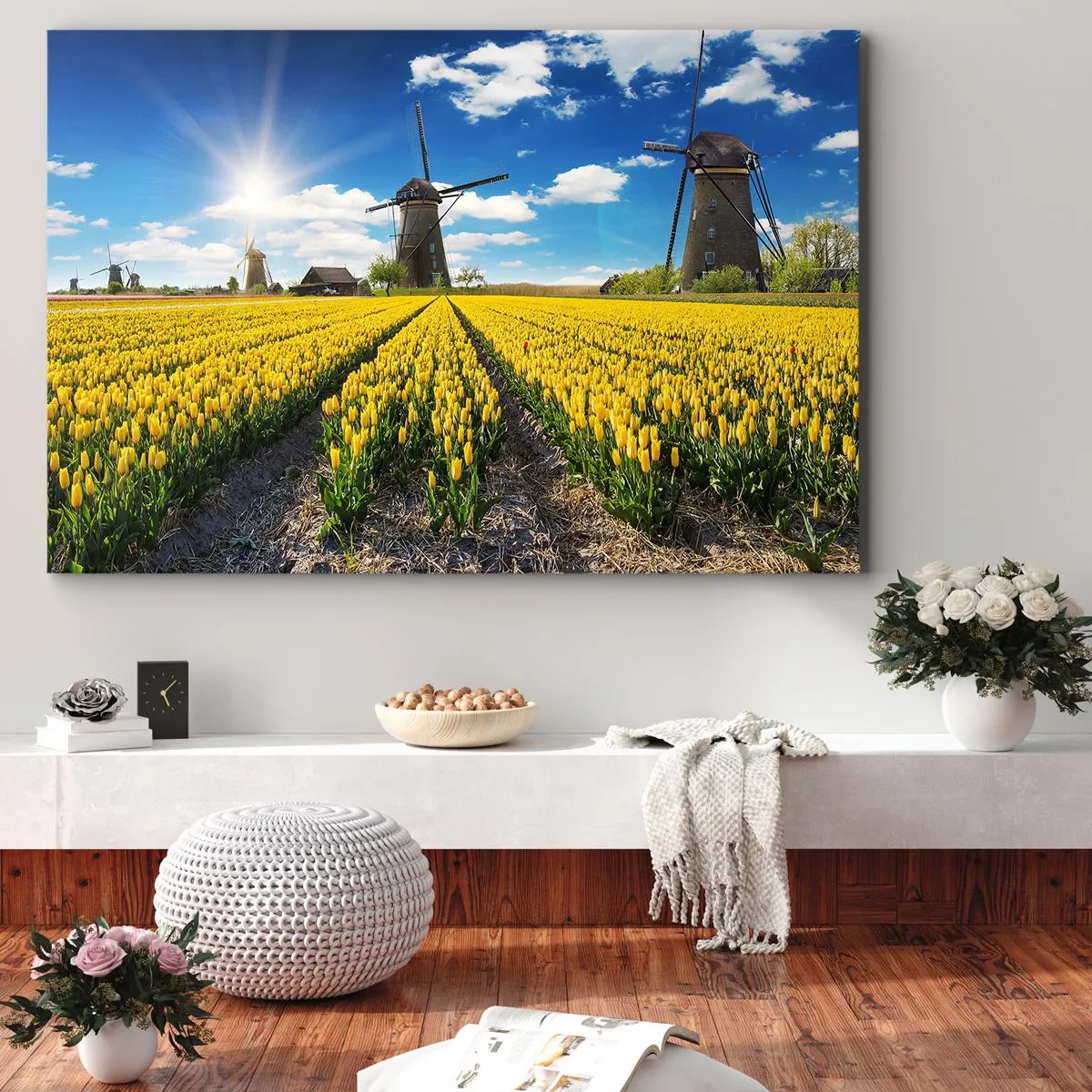 Impression sur toile - Image sur toile - Un champ de tulipes jaunes avec des moulins à vent à l'horizon - 100x70cm - Ça ne pourrait pas être plus hollandais - Décoration murale moderne pour le salon et la chambre ARTTOR