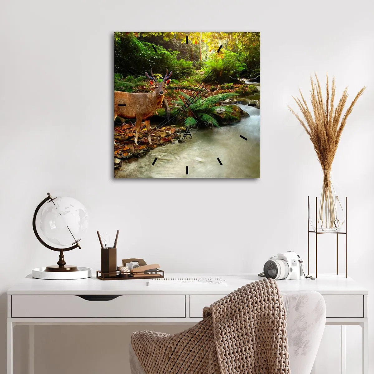 Horloge murale - Pendule murale - Un cerf près d'un ruisseau entouré de verdure dans la forêt - 30x30cm - Bienvenue dans mon monde - Décoration murale moderne pour le salon et la chambre ARTTOR