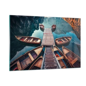 Impression sur verre - Image sur verre - Vue de bateaux en bois amarrés à un quai dans les montagnes - 120x80cm - J'attends à la marina - Décoration murale moderne pour le salon et la chambre ARTTOR