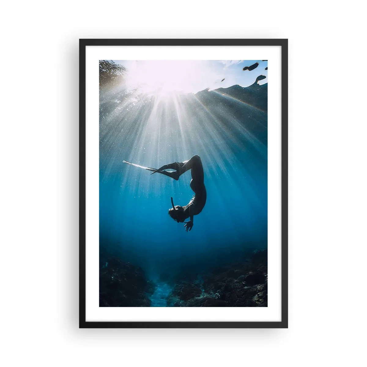 Affiche dans un cadre noir - Poster - Plongeur dans les rayons de lumière sous-marine - 50x70cm - Dans sous-marine - Décoration murale moderne pour le salon et la chambre ARTTOR