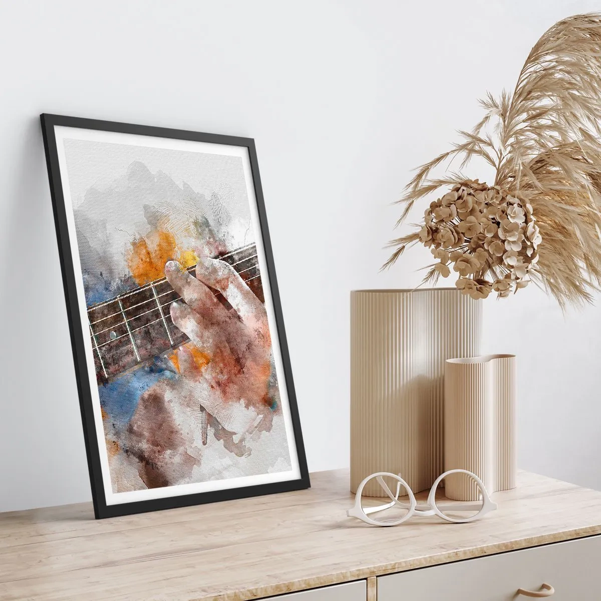 Affiche dans un cadre noir - Poster - Main artistique jouant de la guitare dans un style aquarelle - 50x70cm - La poésie entre les cordes - Décoration murale moderne pour le salon et la chambre ARTTOR