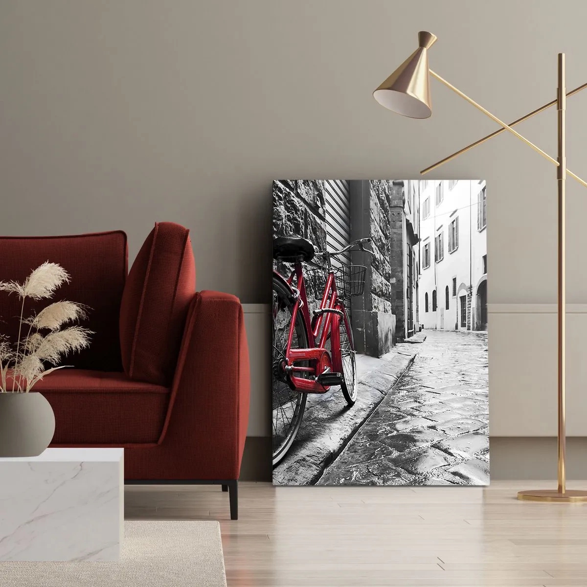 Impression sur toile - Image sur toile - Vélo rouge dans une rue en noir et blanc - 50x70cm - La vraie beauté ne vieillit pas - Décoration murale moderne pour le salon et la chambre ARTTOR