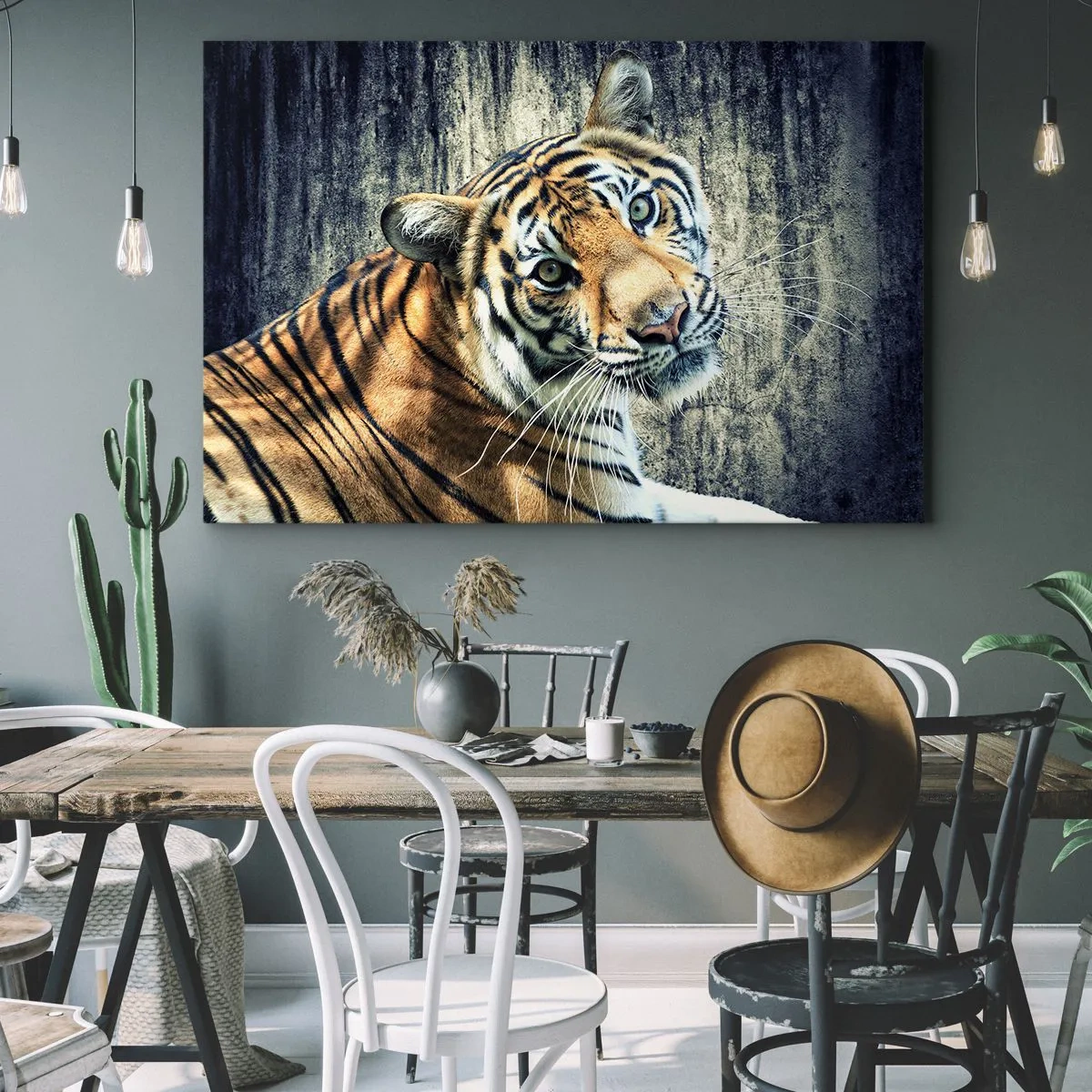 Impression sur toile - Image sur toile - Un tigre couché contre un mur à la texture rugueuse - 100x70cm - Portrait dans les flots de lumière - Décoration murale moderne pour le salon et la chambre ARTTOR