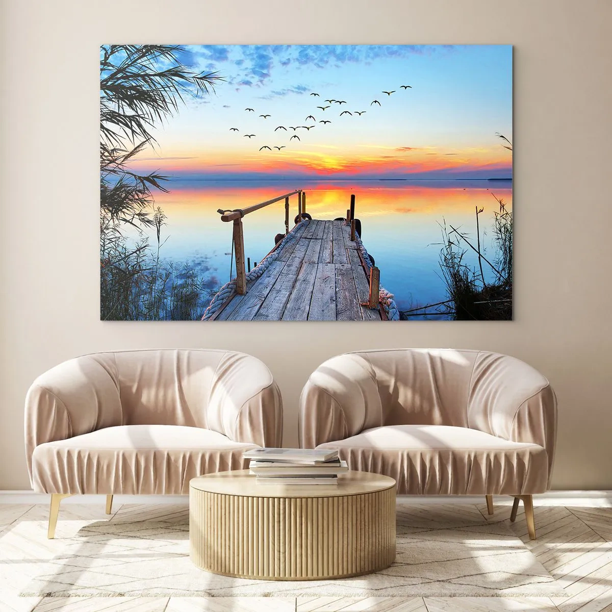 Impression sur verre - Image sur verre - Une jetée en bois au-dessus d'un lac au coucher du soleil avec une volée d'oiseaux volant au-dessus - 120x80cm - Il est temps de rentrer... - Décoration murale moderne pour le salon et la chambre ARTTOR
