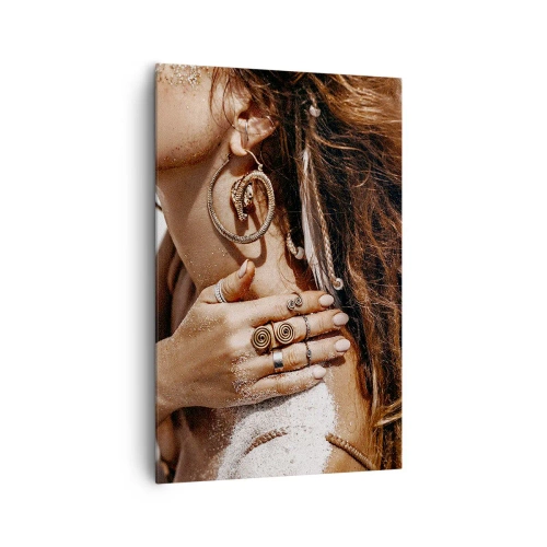 Impression sur toile - Image sur toile - Femme élégante avec des bijoux sur un fond de sable clair - 80x120cm - Reine des plages sauvages - Décoration murale moderne pour le salon et la chambre ARTTOR