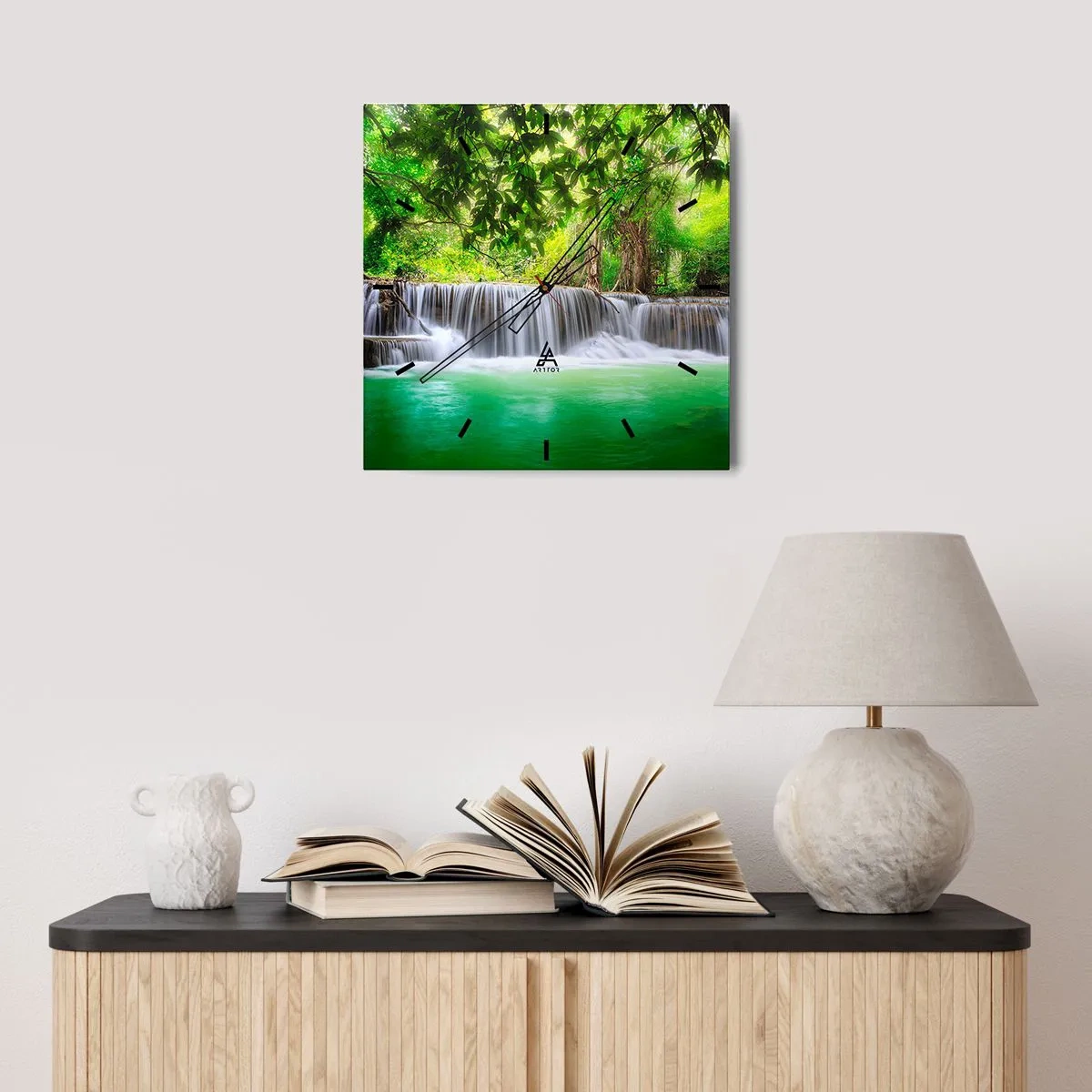 Horloge murale - Pendule murale - Une cascade verte entourée d'une végétation tropicale dense - 30x30cm - Une cascade de vert - Décoration murale moderne pour le salon et la chambre ARTTOR
