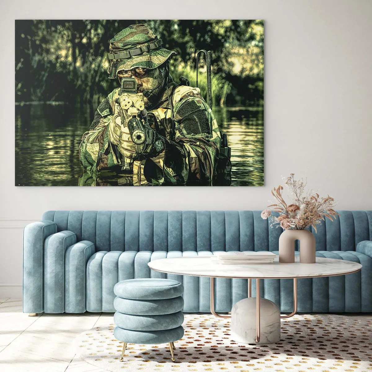 Impression sur verre - Image sur verre - Un soldat en tenue de camouflage complète vise à travers une visière dans un environnement aquatique. - 120x80cm - Le meilleur des meilleurs - Décoration murale moderne pour le salon et la chambre ARTTOR