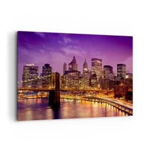 Impression sur toile - Image sur toile - Panorama de la ville avec le pont dans la lumière du soir contre le ciel violet - 100x70cm - Manhathann or violet - Décoration murale moderne pour le salon et la chambre ARTTOR