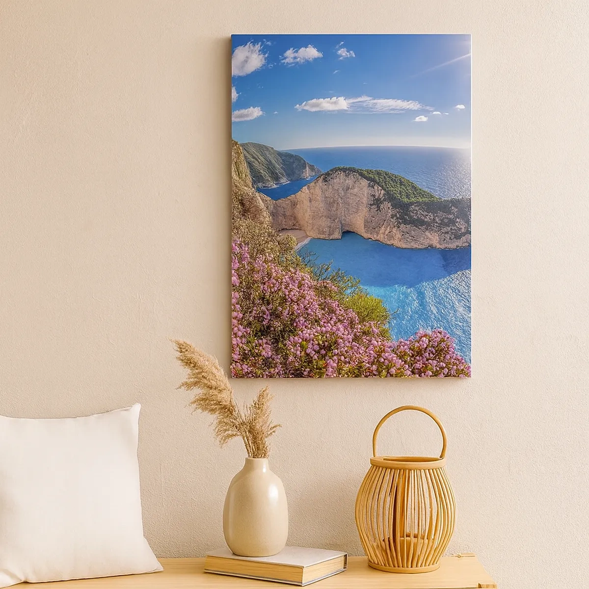 Impression sur toile - Image sur toile - Une falaise fleurie, une mer turquoise et un paysage grec ensoleillé - 50x70cm - Mes super vacances grecques - Décoration murale moderne pour le salon et la chambre ARTTOR