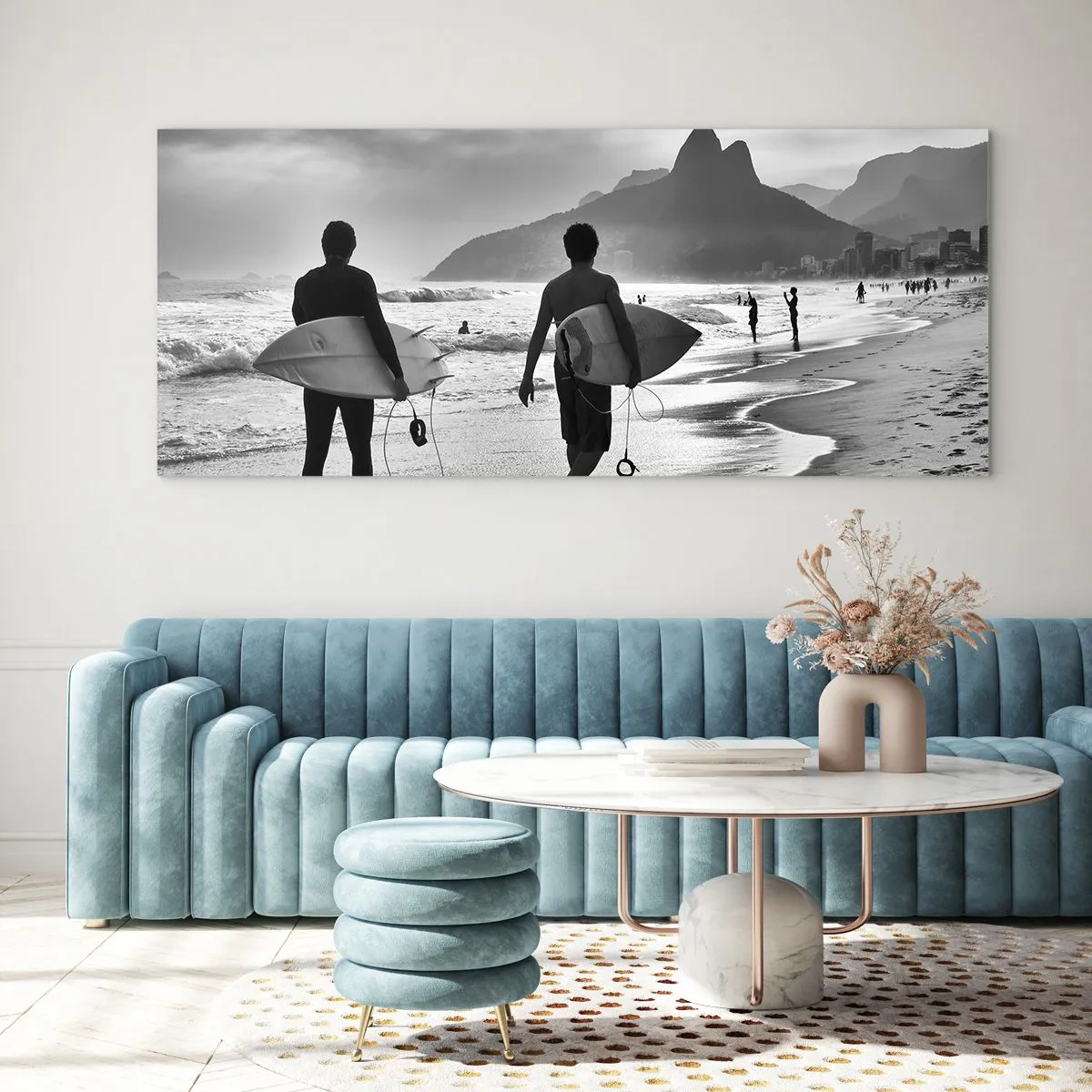 Impression sur verre - Image sur verre - Deux surfeurs marchant sur la plage avec leurs planches en noir et blanc. - 120x50cm - Samba sur une vague - Décoration murale moderne pour le salon et la chambre ARTTOR
