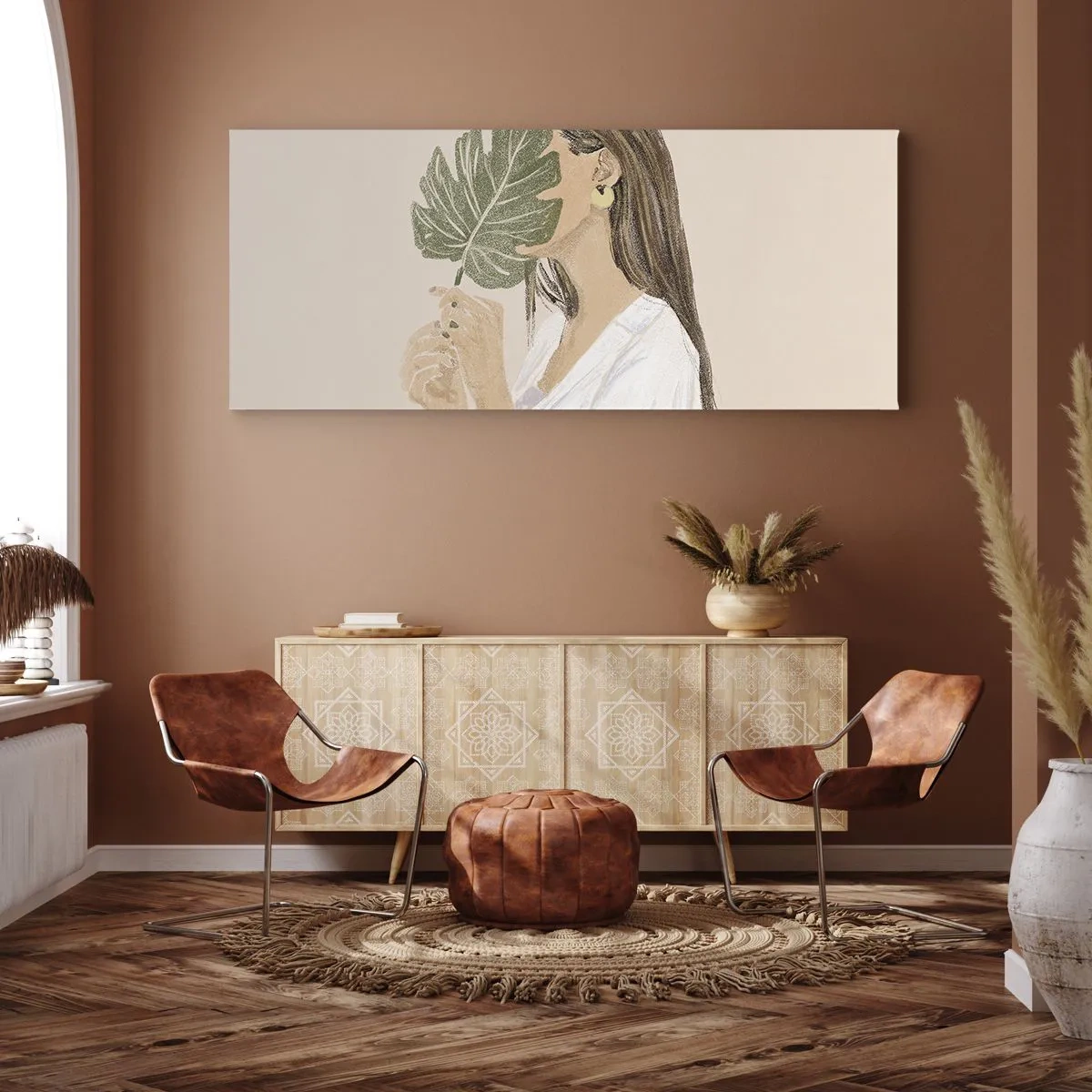 Impression sur toile - Image sur toile - Portrait d'une femme avec une feuille de monstera sur fond beige - 140x50cm - Portrait mystérieux avec un éventail - Décoration murale moderne pour le salon et la chambre ARTTOR