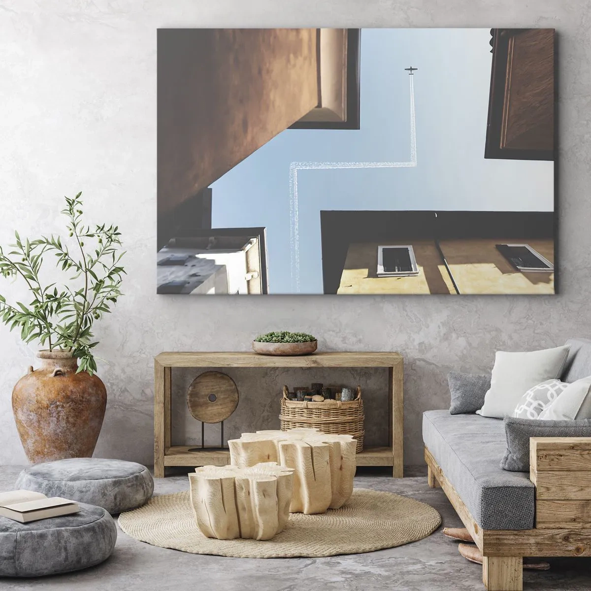 Impression sur toile - Image sur toile - Vue de l'avion et de sa traînée dans le ciel depuis une perspective de rue - 120x80cm - Au-dessus du labyrinthe de la ville - Décoration murale moderne pour le salon et la chambre ARTTOR