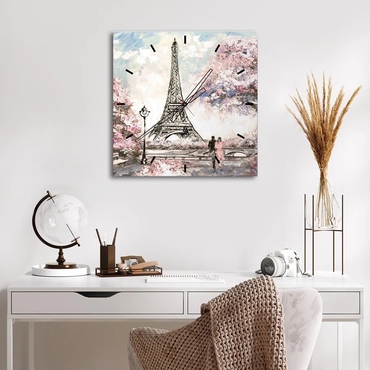 Horloge murale - Pendule murale - La Tour Eiffel entourée d'arbres en fleurs - 30x30cm - Balade d'avril à Paris - Décoration murale moderne pour le salon et la chambre ARTTOR