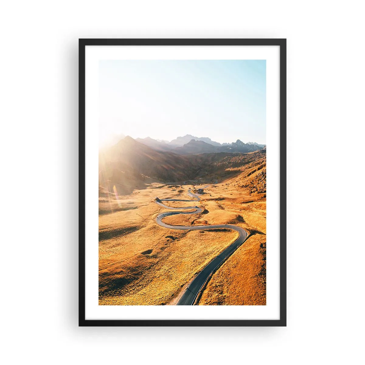 Affiche dans un cadre noir - Poster - Une route sinueuse à travers des champs dorés éclairés par le soleil - 50x70cm - Dans une vallée dorée - Décoration murale moderne pour le salon et la chambre ARTTOR