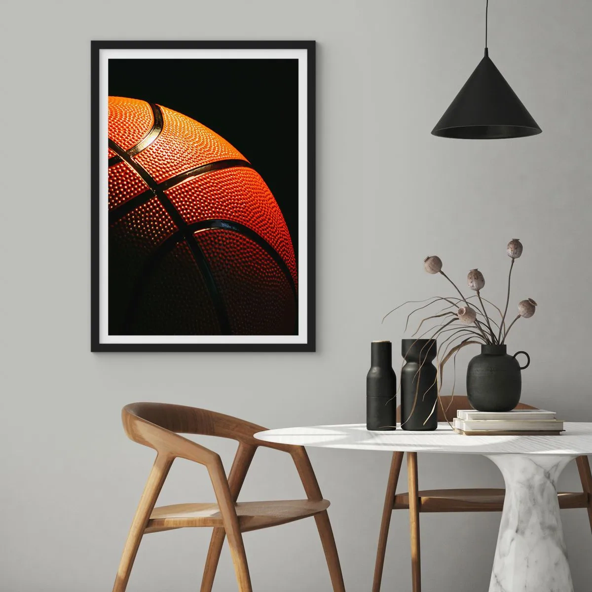 Affiche dans un cadre noir - Poster - Gros plan d'un ballon de basket sous les projecteurs - 50x70cm - Belle comme une planète - Décoration murale moderne pour le salon et la chambre ARTTOR