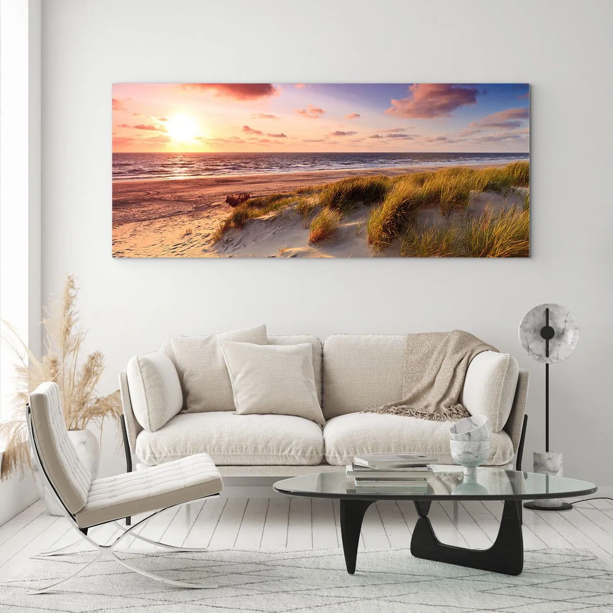 Impression sur verre - Image sur verre - Une plage herbeuse et un coucher de soleil sur une mer calme - 120x50cm - L'air sent déjà l'été - Décoration murale moderne pour le salon et la chambre ARTTOR