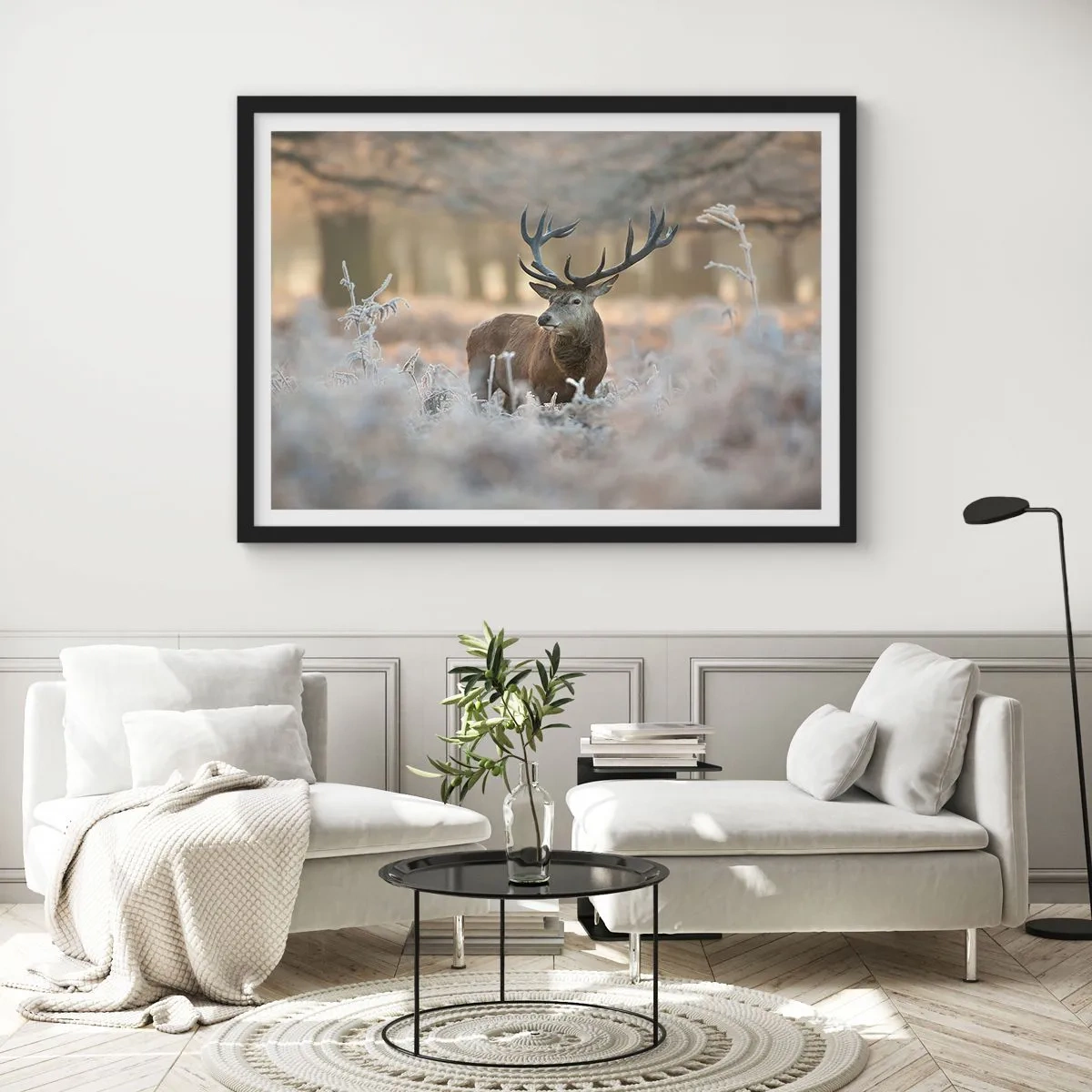 Affiche dans un cadre noir - Poster - Un cerf dans une clairière givrée dans une forêt hivernale aux couleurs subtiles - 100x70cm - Une matinée animée - Décoration murale moderne pour le salon et la chambre ARTTOR